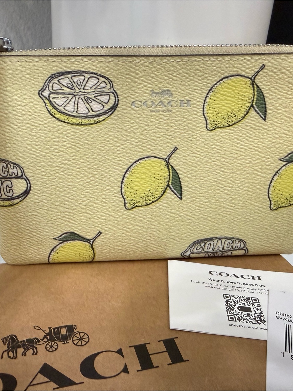 COACH LEMON WRISTLET WITH GIFTBOX🍋 - Picture 7 of 10